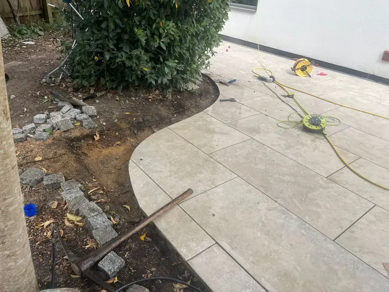 Curved porcelain patio edge detail — SB Constructions
